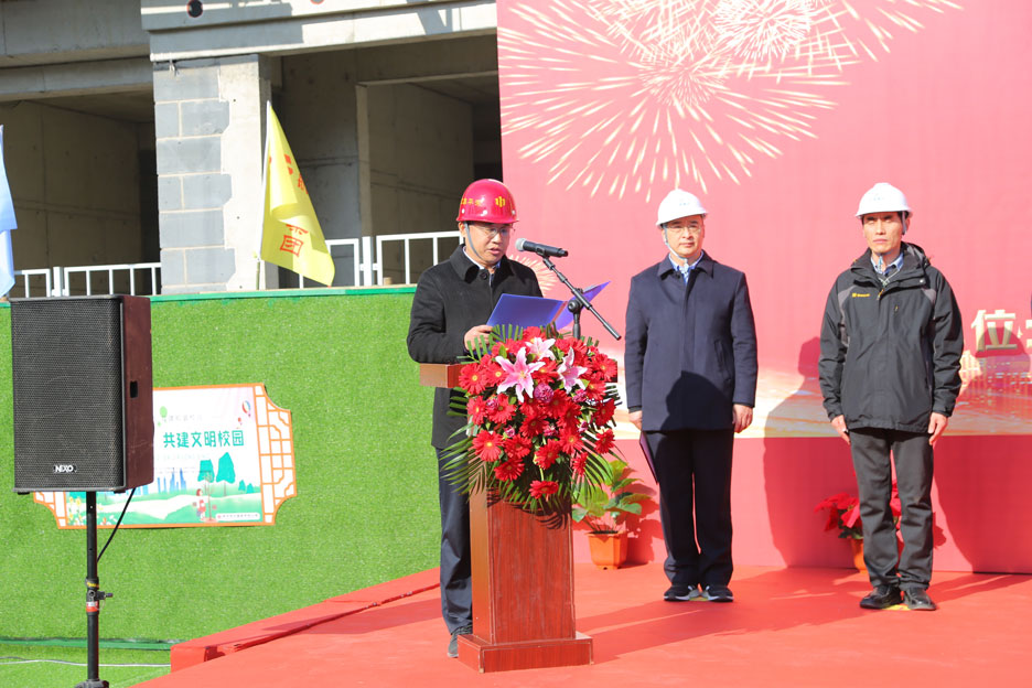 集團(tuán)公司董事長孫涌出席中國海洋大學(xué)浮山校區(qū)人才公寓項目封頂儀式(圖2) 集團(tuán)公司董事長孫涌出席中國海洋大學(xué)浮山校區(qū)人才公寓項目封頂儀式(圖2)