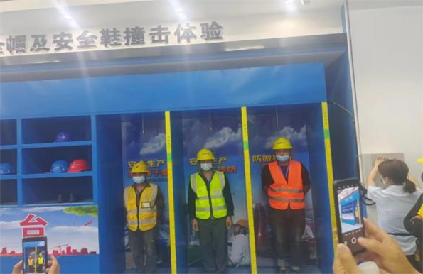 青島自貿(mào)片區(qū)?中德生態(tài)園建筑工人全員體驗(yàn)式安全教育培訓(xùn)在榮華(青島)建科“省級(jí)建筑施工安全和裝配式施工體驗(yàn)式教育基地”體驗(yàn)館內(nèi)正式啟動(dòng)(圖8) 青島自貿(mào)片區(qū)?中德生態(tài)園建筑工人全員體驗(yàn)式安全教育培訓(xùn)在榮華(青島)建科“省級(jí)建筑施工安全和裝配式施工體驗(yàn)式教育基地”體驗(yàn)館內(nèi)正式啟動(dòng)(圖8)