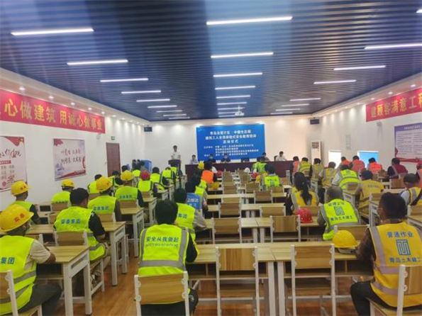 青島自貿(mào)片區(qū)?中德生態(tài)園建筑工人全員體驗(yàn)式安全教育培訓(xùn)在榮華(青島)建科“省級(jí)建筑施工安全和裝配式施工體驗(yàn)式教育基地”體驗(yàn)館內(nèi)正式啟動(dòng)(圖2) 青島自貿(mào)片區(qū)?中德生態(tài)園建筑工人全員體驗(yàn)式安全教育培訓(xùn)在榮華(青島)建科“省級(jí)建筑施工安全和裝配式施工體驗(yàn)式教育基地”體驗(yàn)館內(nèi)正式啟動(dòng)(圖2)