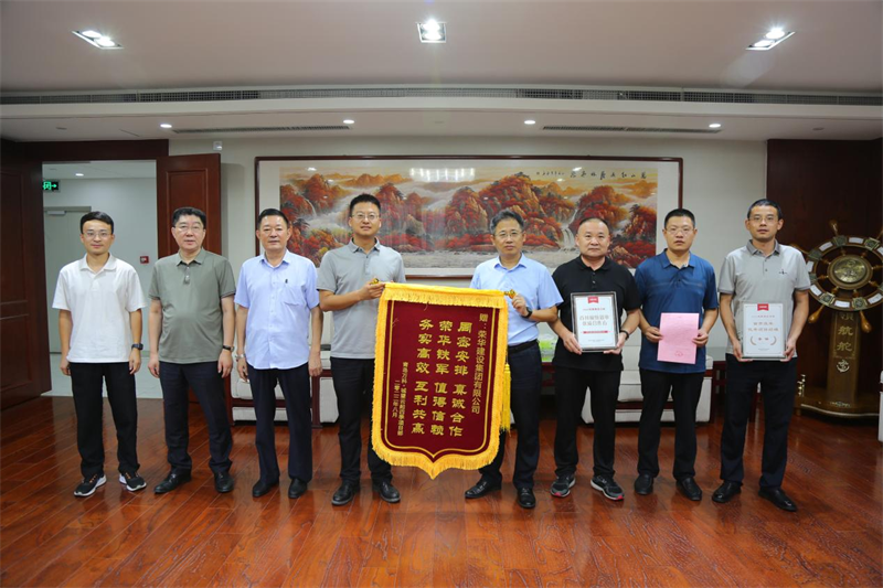 開發(fā)區(qū)分公司第五十四項目部收到青島萬科公司送來的錦旗及表揚(yáng)信(圖2) 開發(fā)區(qū)分公司第五十四項目部收到青島萬科公司送來的錦旗及表揚(yáng)信(圖2)