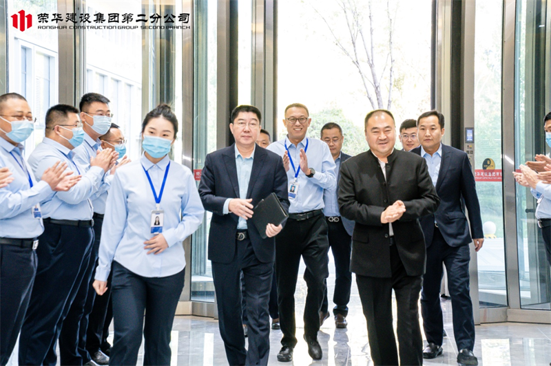 董事長孫涌出席榮華建設(shè)集團(tuán)第二分公司喬遷揭牌儀式(圖1) 董事長孫涌出席榮華建設(shè)集團(tuán)第二分公司喬遷揭牌儀式(圖1)